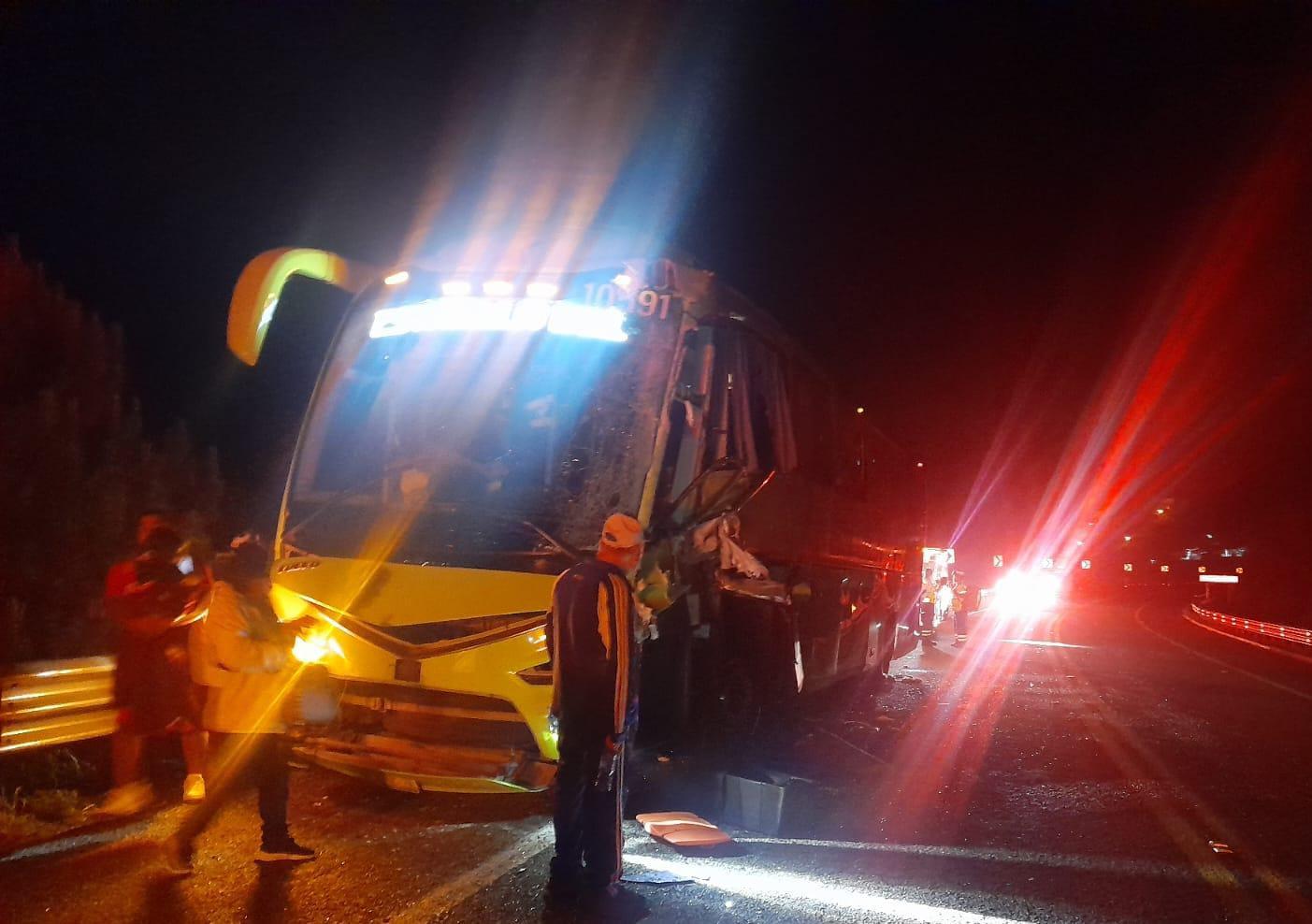 $!Chocan autobús y tráiler en la autopista Durango-Mazatlán; reportan 3 heridos