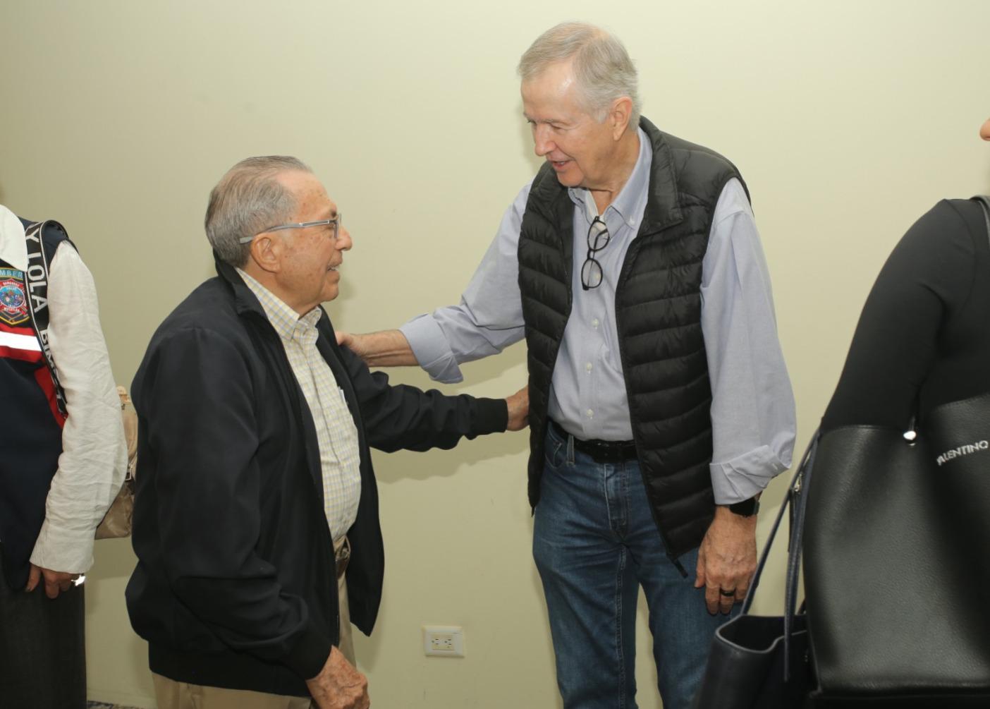 $!Leovi Carranza y Rodolfo Madero se saludan.