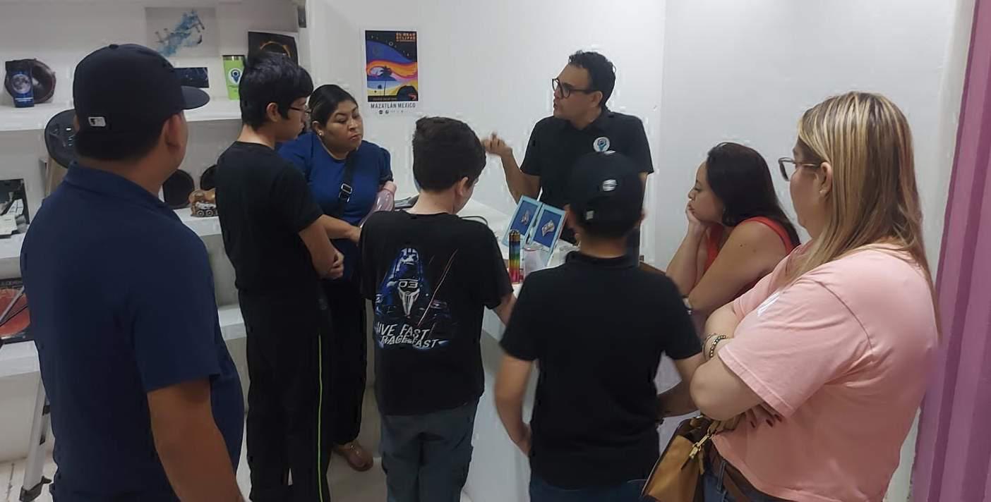 $!David Esquivel, presidente de la Sociedad Astronómica de Mazatlán, dio la bienvenida a los participantes del taller.