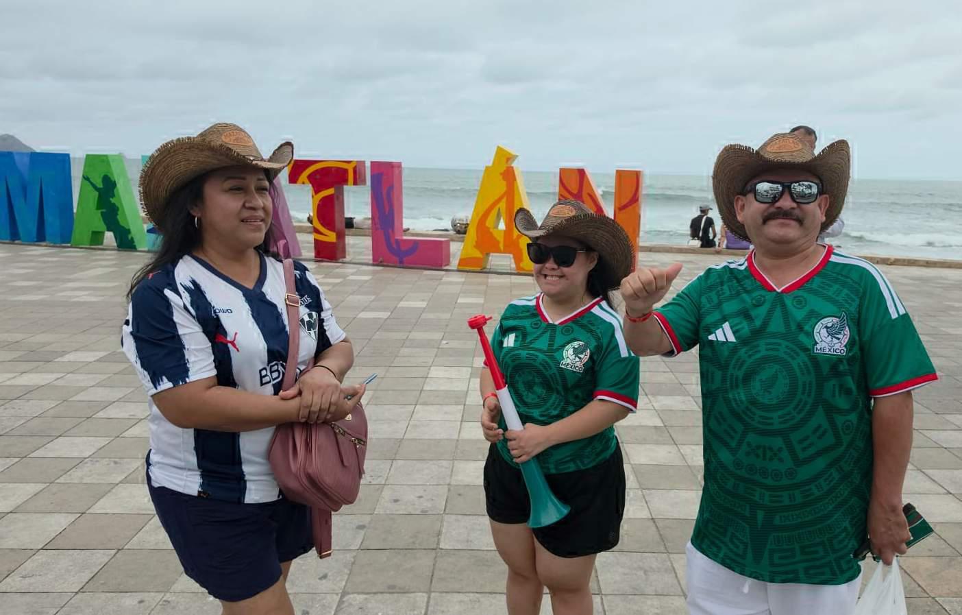 $!La familia Mendoza Torres, de Monterrey, festeja el triunfo de México en las Letras de Mazatlán.