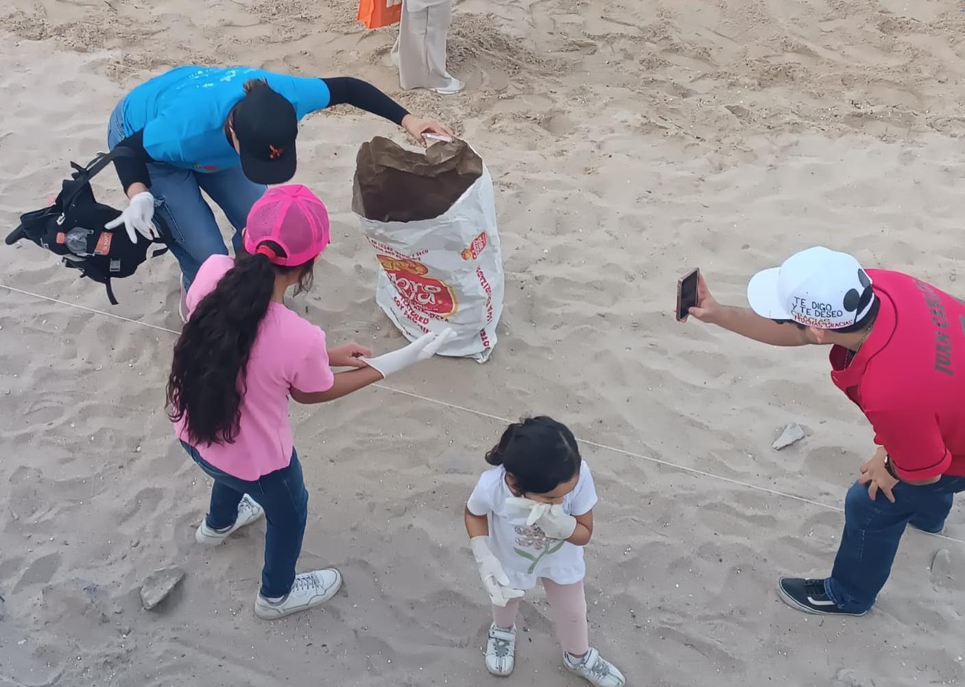 $!Ciudadanos y organizaciones se unen para limpiar las playas del malecón de Mazatlán