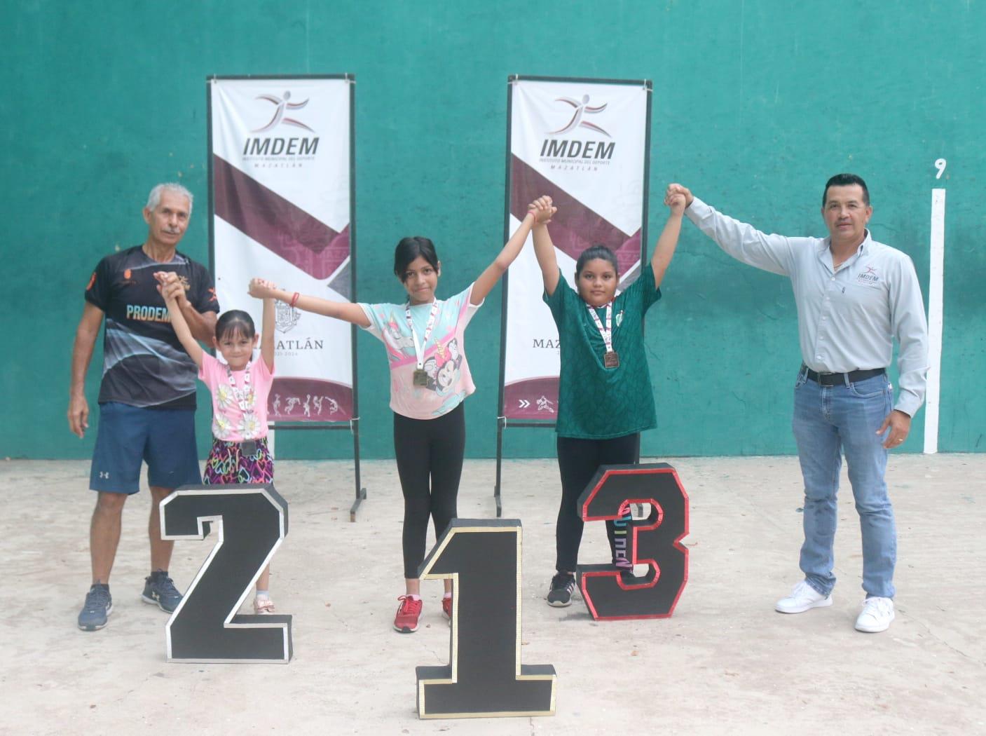$!Premian a los más destacados de la Escuela Municipal de Frontón