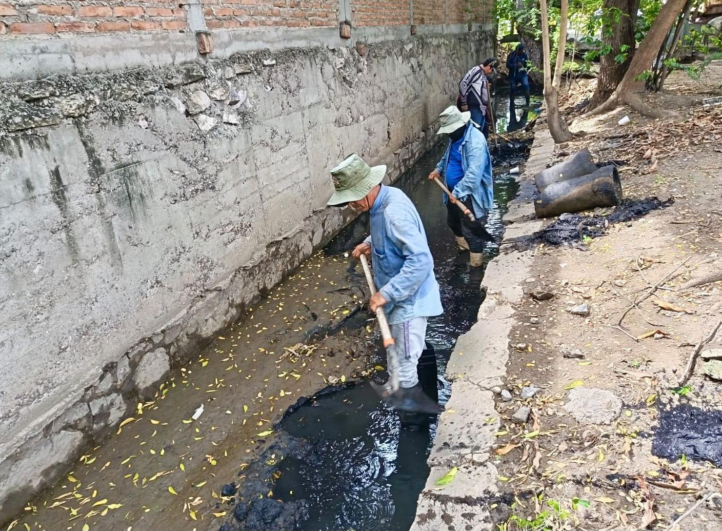 $!Realizan limpieza de canales y arroyos en Mazatlán ante huracán Simon