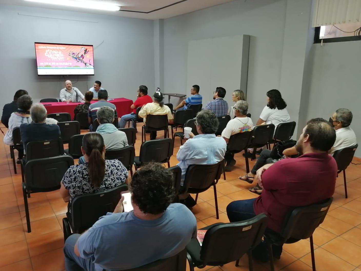 $!El expositor exhortó a los presentes a fomentar la lectura y formar clubes.