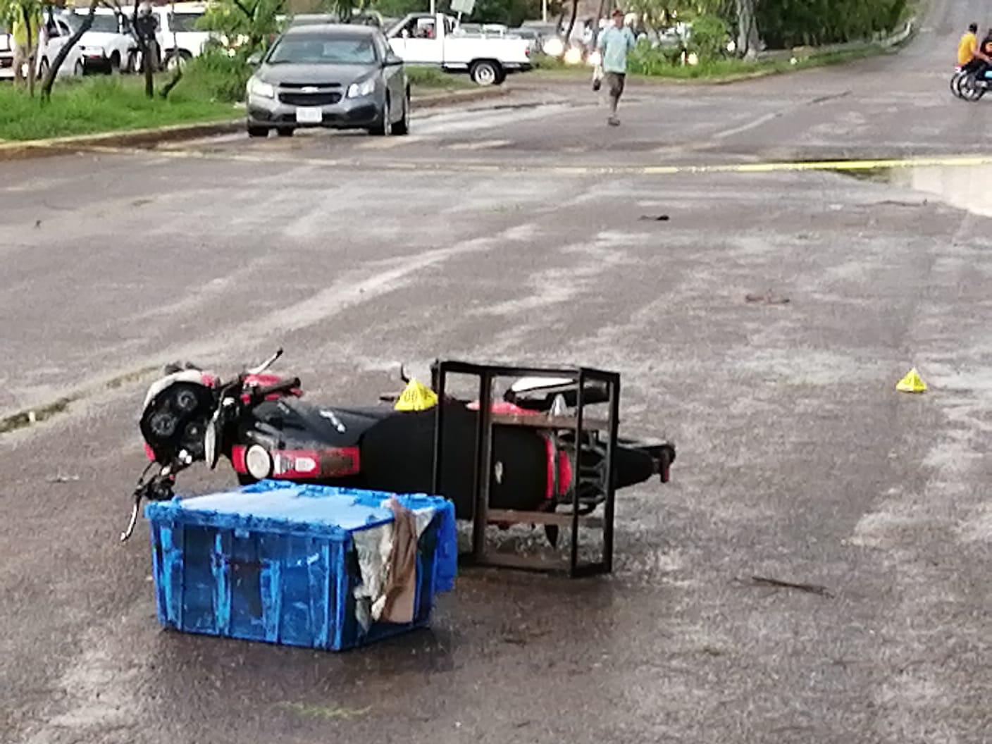 $!Asesinan a motociclista por la Avenida Álvaro Obregón en la colonia Huizaches en Culiacán