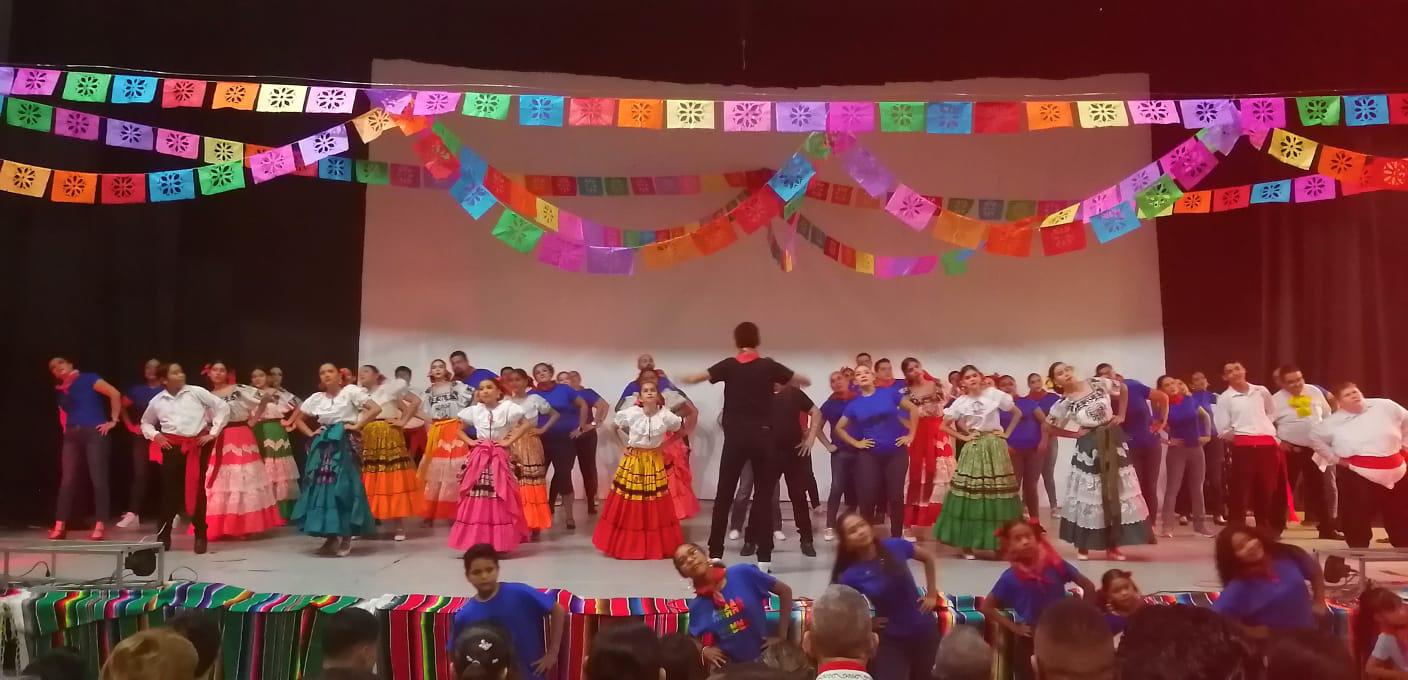 $!Celebran 40 años de trayectoria dancística del maestro Eligio Becerra Bizarrón