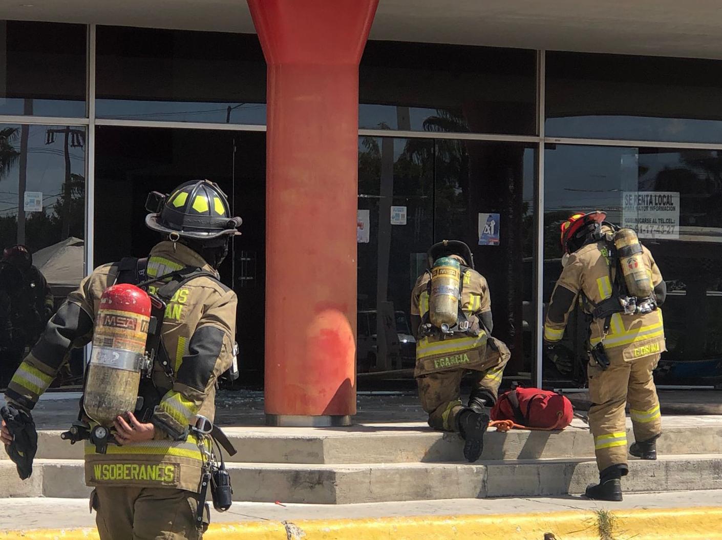 $!Acuden bomberos a controlar incendio en cine cerrado en Mazatlán