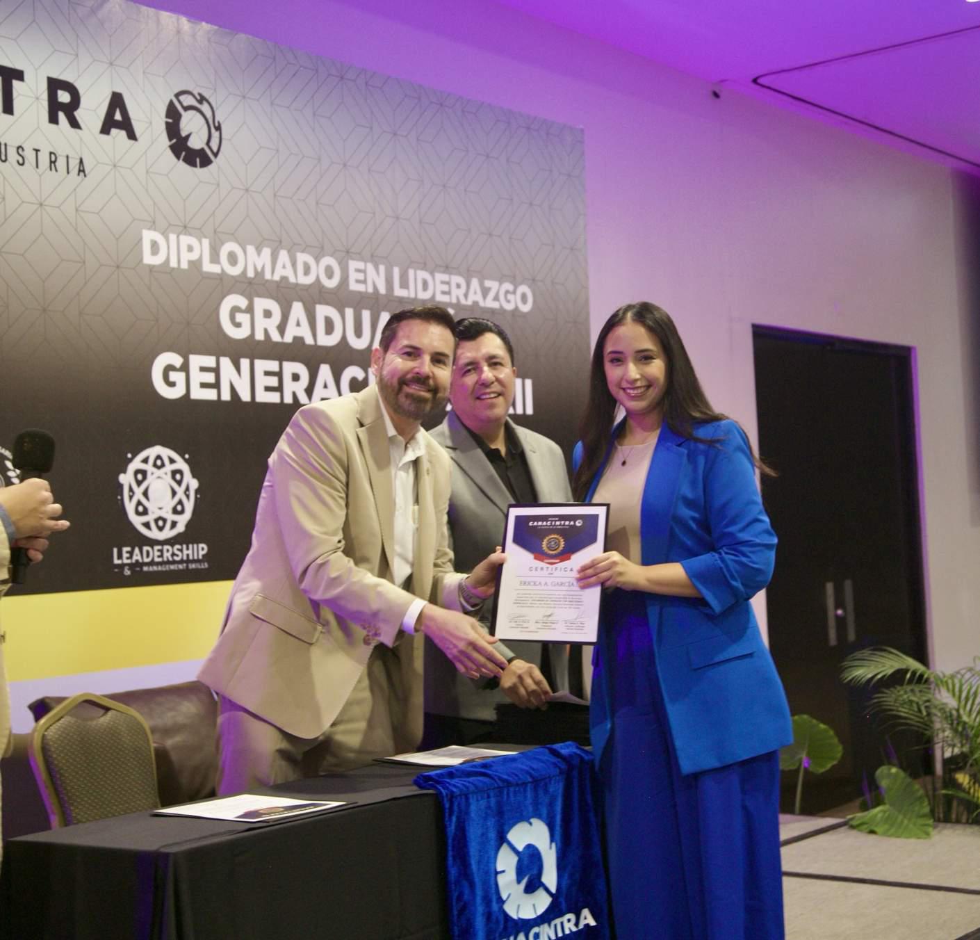 $!Sergio Rojas entrega el reconocimiento a Érika garcía.