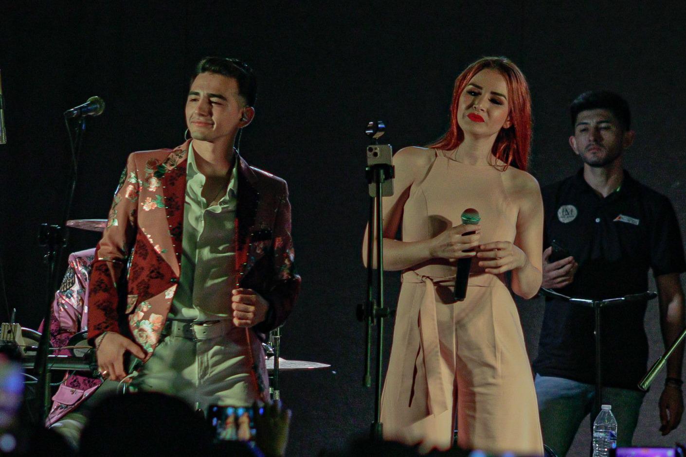 $!Los nuevos vocalistas de las agrupación Alan y Rubí son bien recibidos por el público.