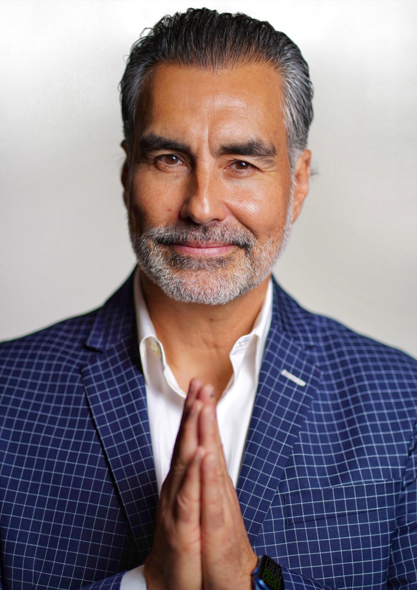 $!Desde hace cuatro años, Nayo Escobar se ha dedicado a impartir conferencias.