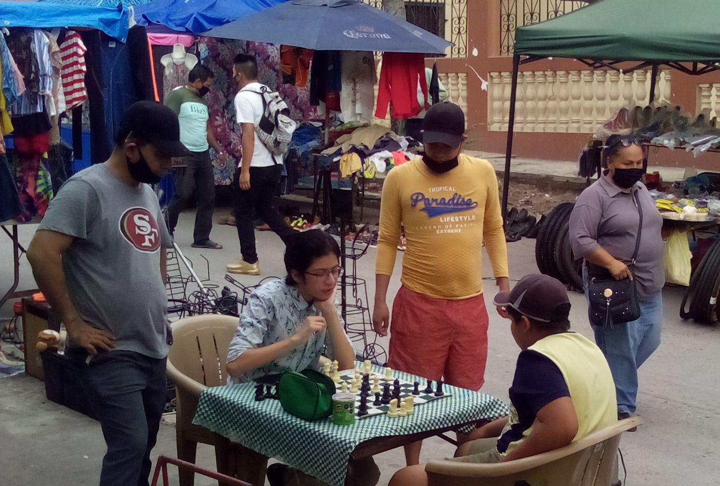 $!¿Le sabes al ajedrez? En Mazatlán, Luis te reta a ganarle una partida en el tianguis de la Juárez