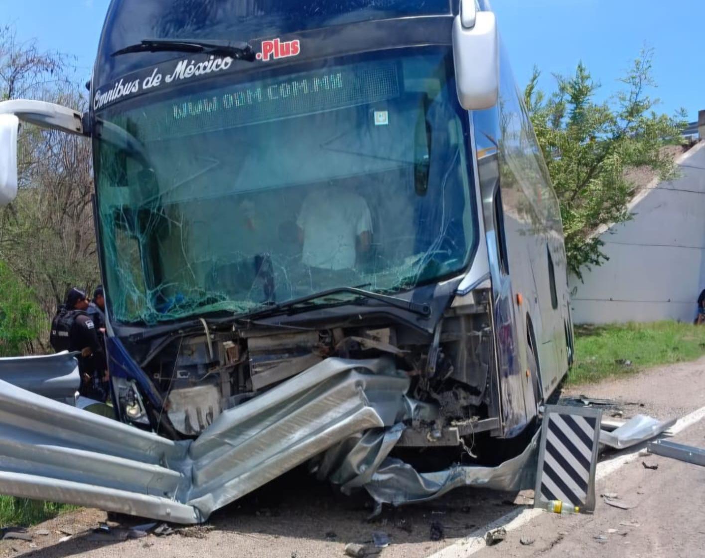 $!Autobús de pasajeros choca en la autopista Durango-Mazatlán; dos personas quedan heridas y atrapadas