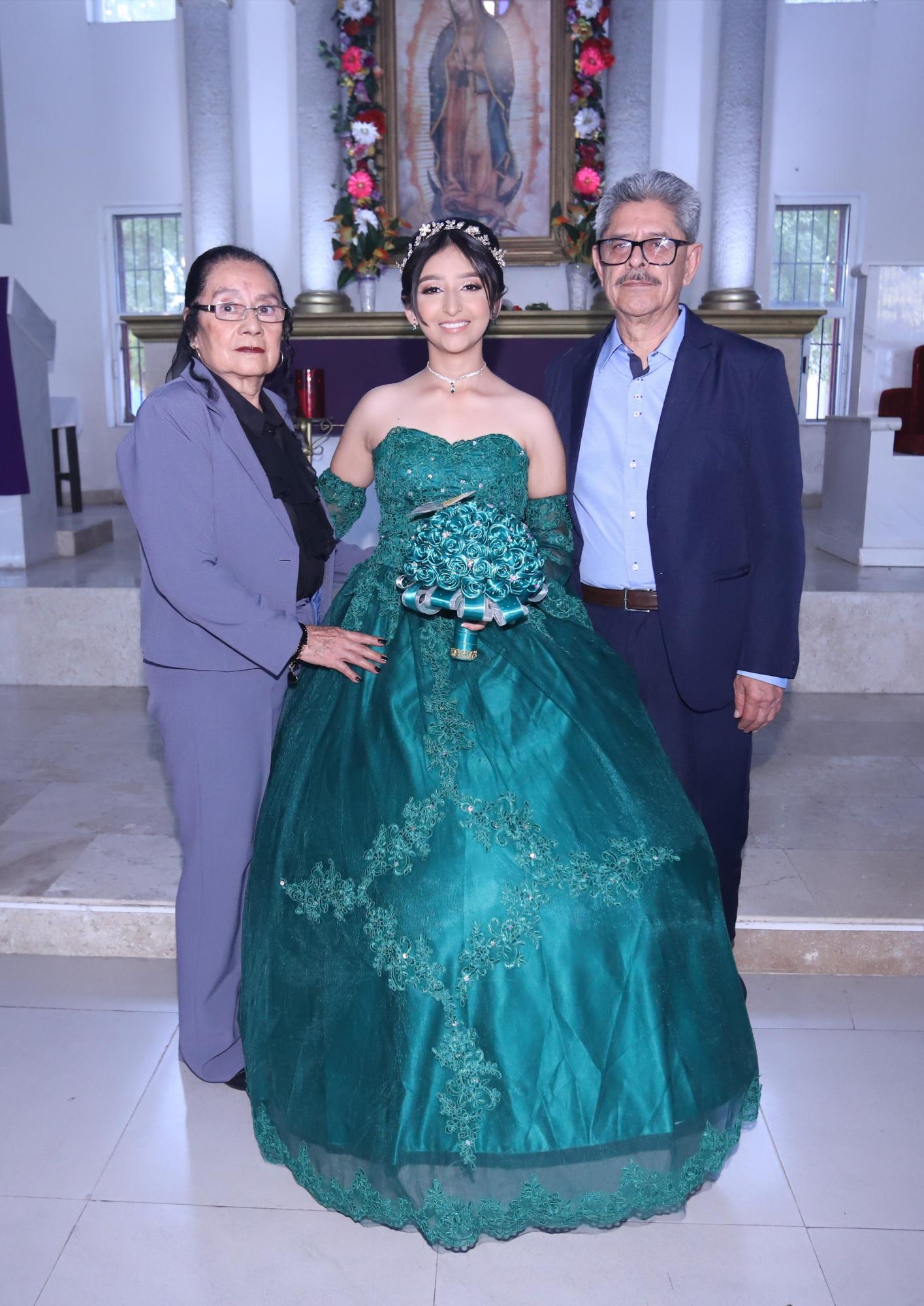 $!Ivanna entre su tía, Julia Zúñiga y su abuelo, José Inés Zúñiga.