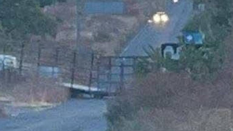 Fueron los propios civiles que se movilizaban por la carretera los que denunciaron la presencia de la unidad pesada en medio de la vialidad.