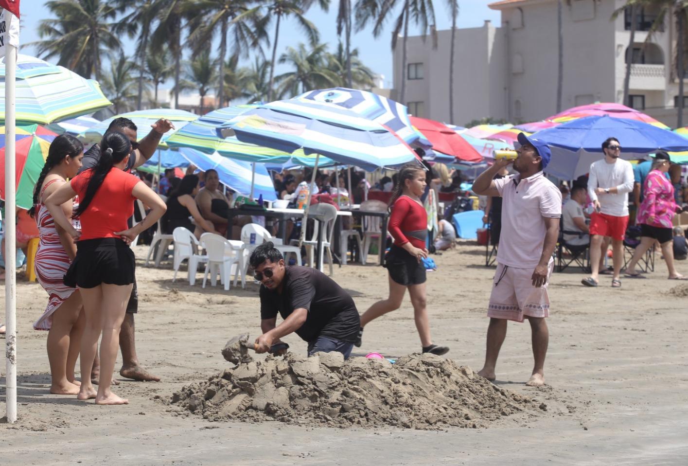 $!Playas de Mazatlán lucen abarrotadas en el Sábado de Gloria