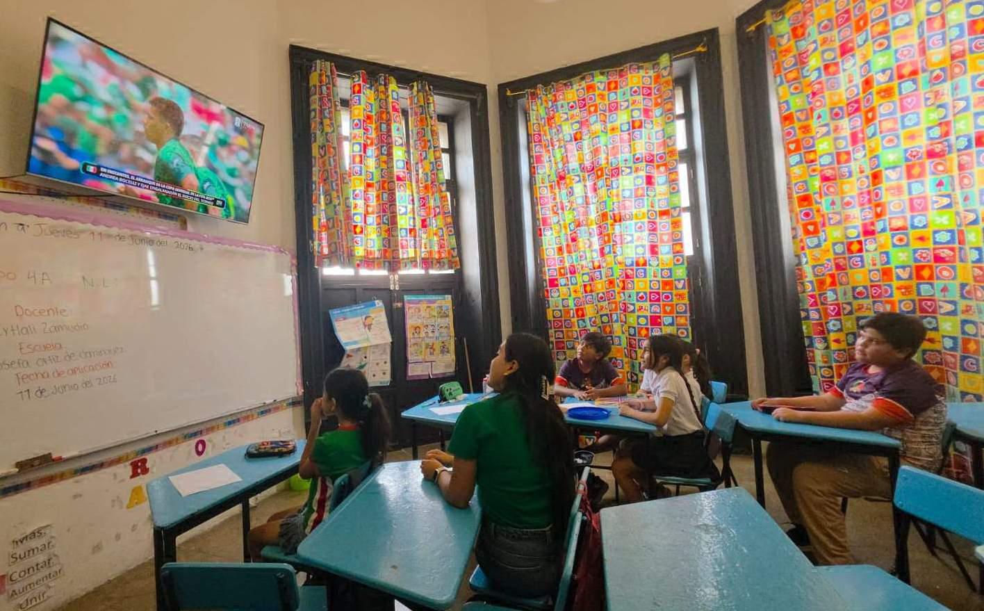 $!Estudiantes siguieron la transmisión del partido desde sus aulas.
