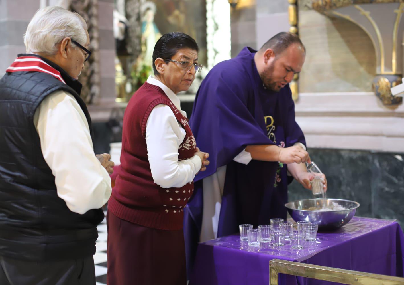 $!Acuden fieles de Mazatlán a tomar la ceniza en Catedral en este inicio de la Cuaresma