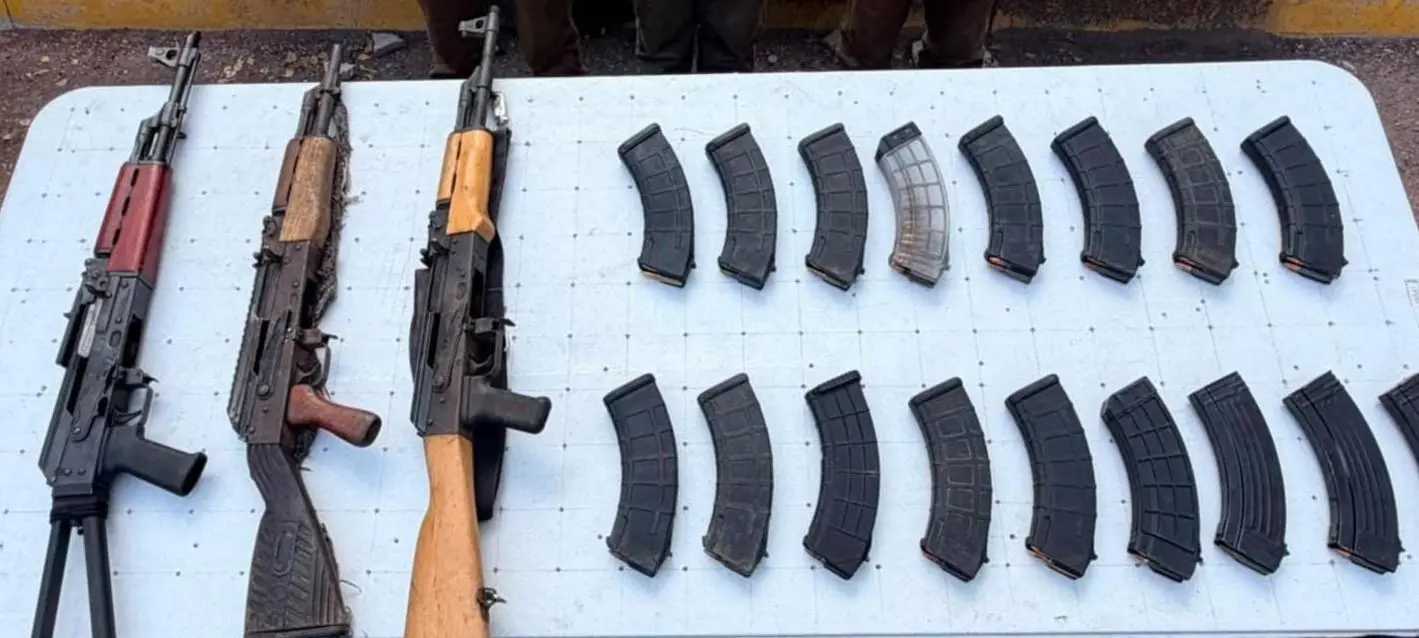 $!Detienen a tres hombres tras reporte de personas armadas en la avenida Ejército Mexicano en Mazatlán