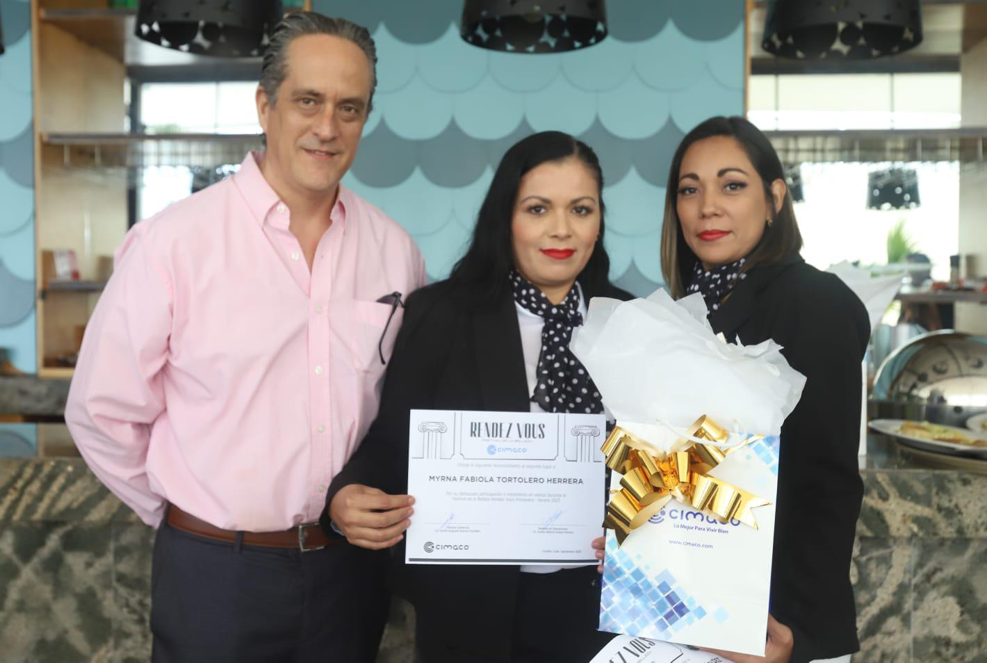 $!Fabiola Tortoledo, con su reconocimiento.