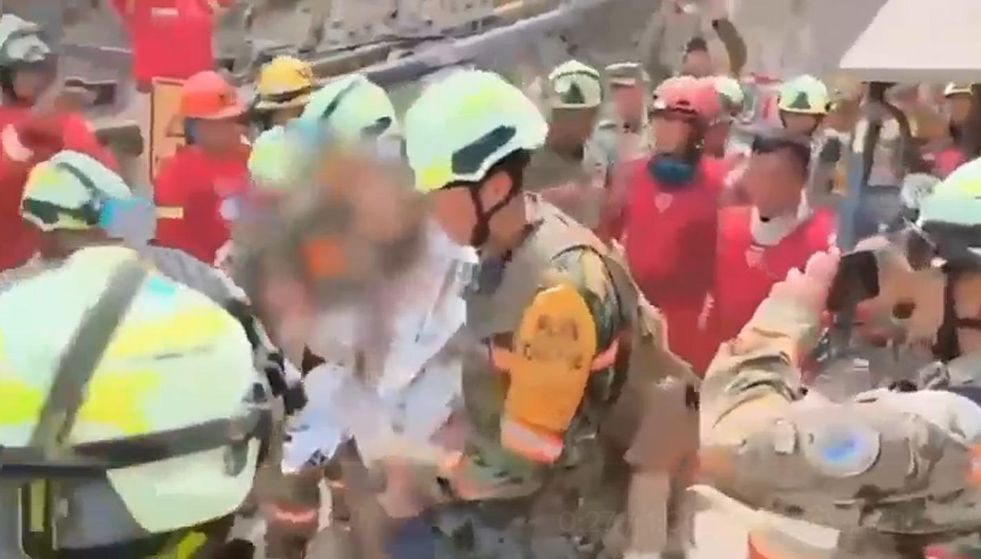 $!Sheinbaum difunde el momento en que el minero Francisco Zapata salió de la mina Santa Fe, tras 13 días atrapado