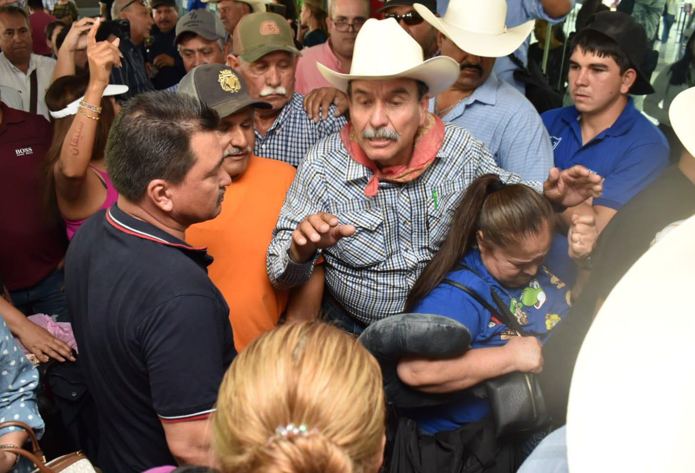 $!Maiceros toman Culiacán y paralizan el Aeropuerto