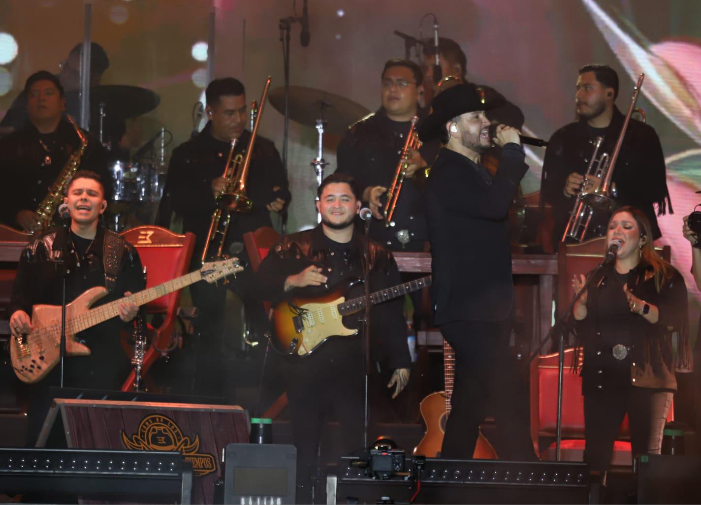 $!Así entre recuerdos, clásicos, pero también sus éxitos recientes, el espectáculo de Edén Muñoz.