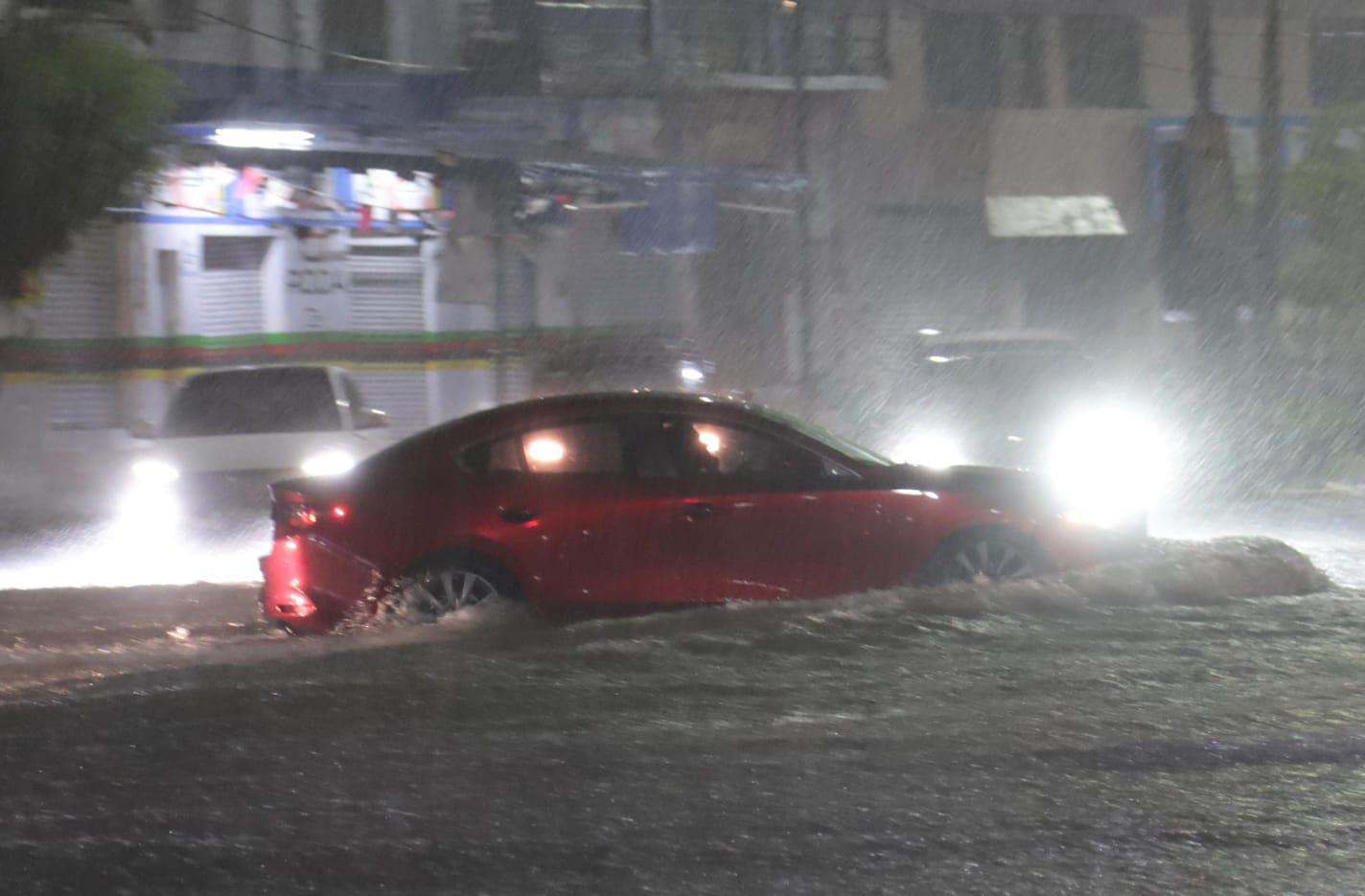 $!Tormenta eléctrica sorprende a Mazatlán este jueves