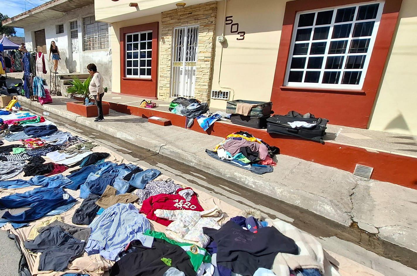 $!Exigen comerciantes que reparen tres fugas de agua potable que atraviesa el Tianguis de la Juárez, en Mazatlán