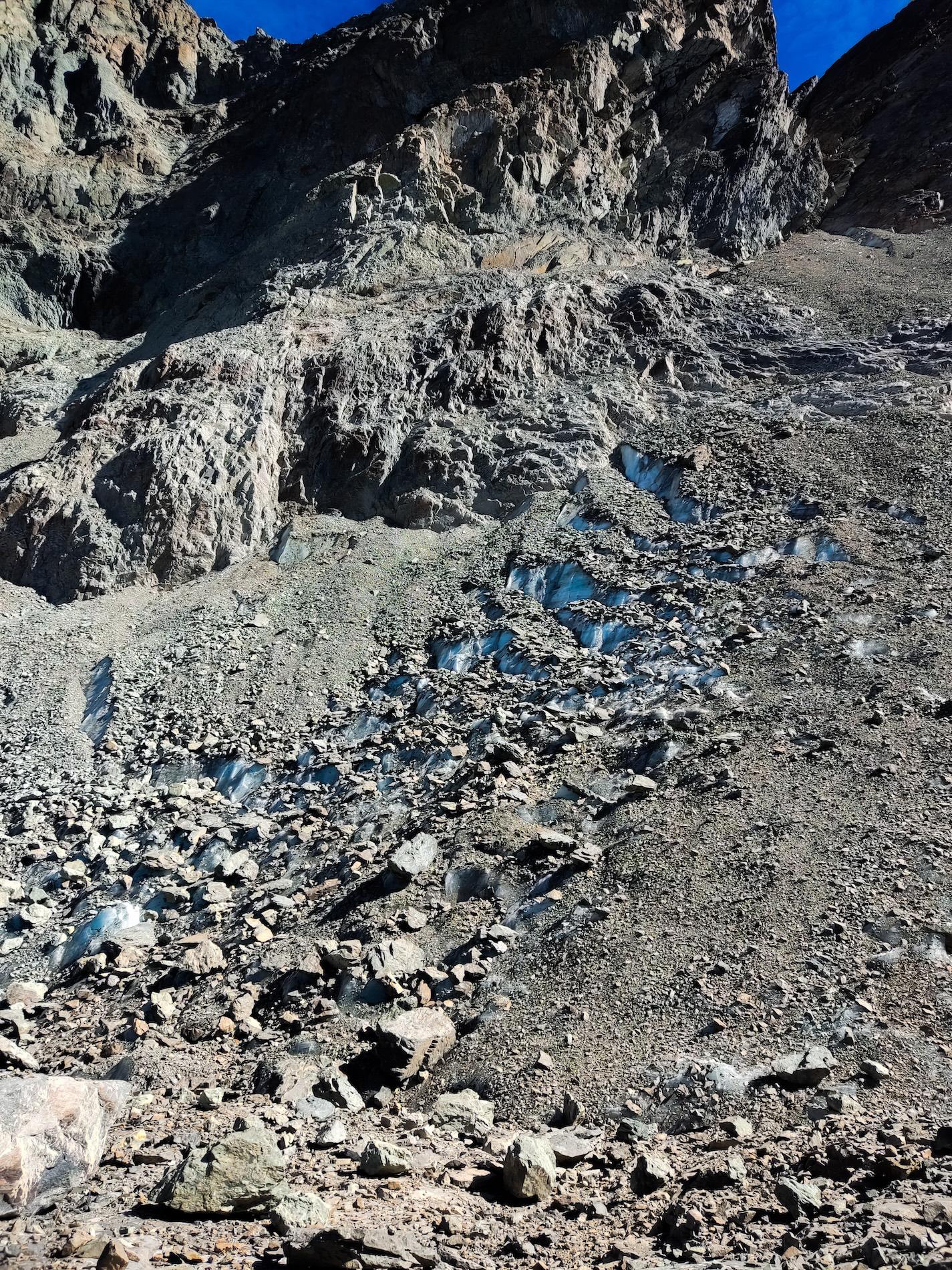 $!Detritos cubriendo afloramiento de hielo en Echaurren Norte.