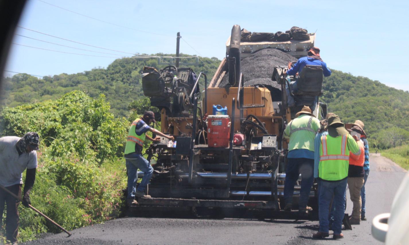 $!Obras Públicas atiende puntos críticos de baches en la ciudad y carretera de Rosario