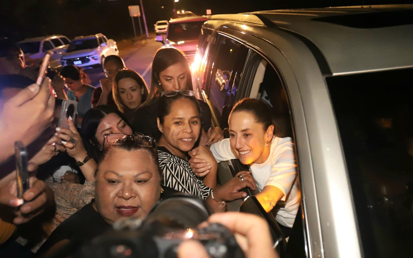 $!‘Estoy con Sinaloa’, afirma Claudia Sheinbaum en su llegada a Mazatlán