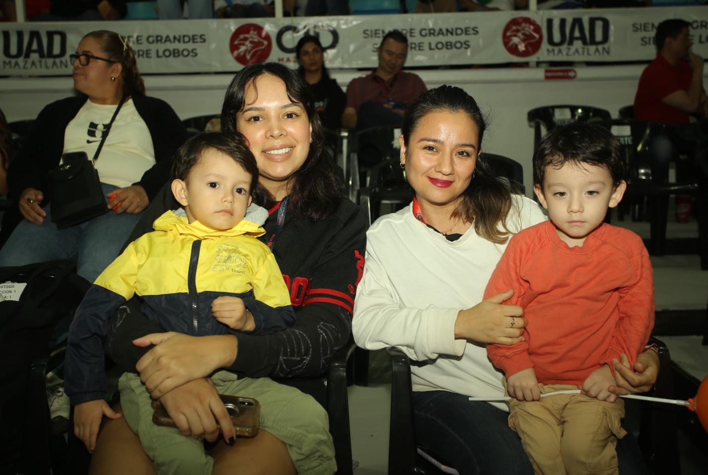 $!Liliana Barraza con Jonas y Ketzali Abadía con Mauri.