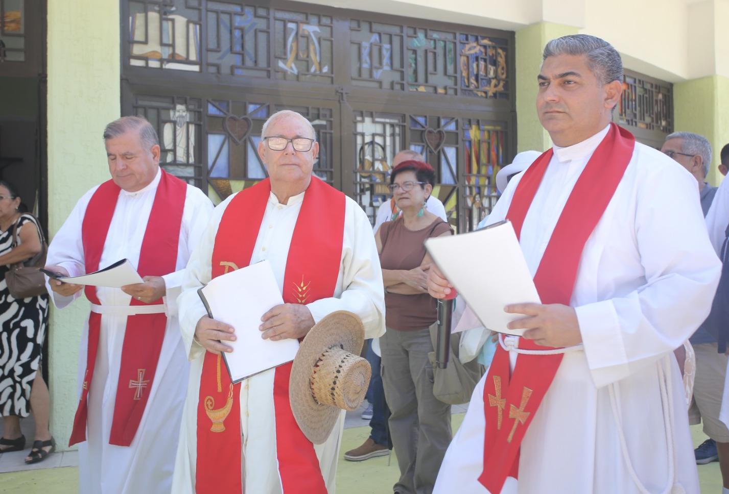$!Los sacerdotes Santiago Villafaña, Horacio Hernández y Héctor Quintana encabezaron el viacrucis.