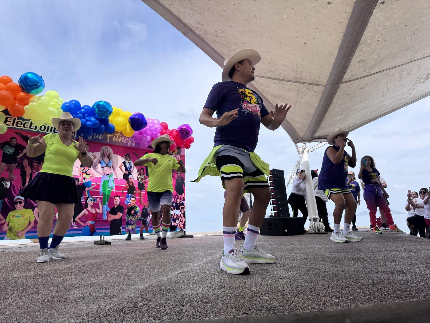 $!Más de 700 personas acuden al quinto Zumbathon, en Playa Norte