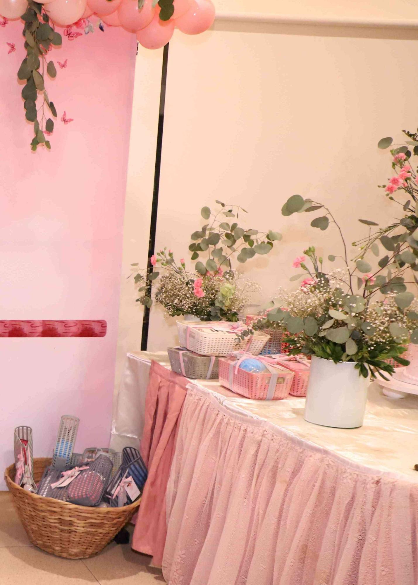 $!Flores naturales y diversos regalos lucieron en la mesa principal.