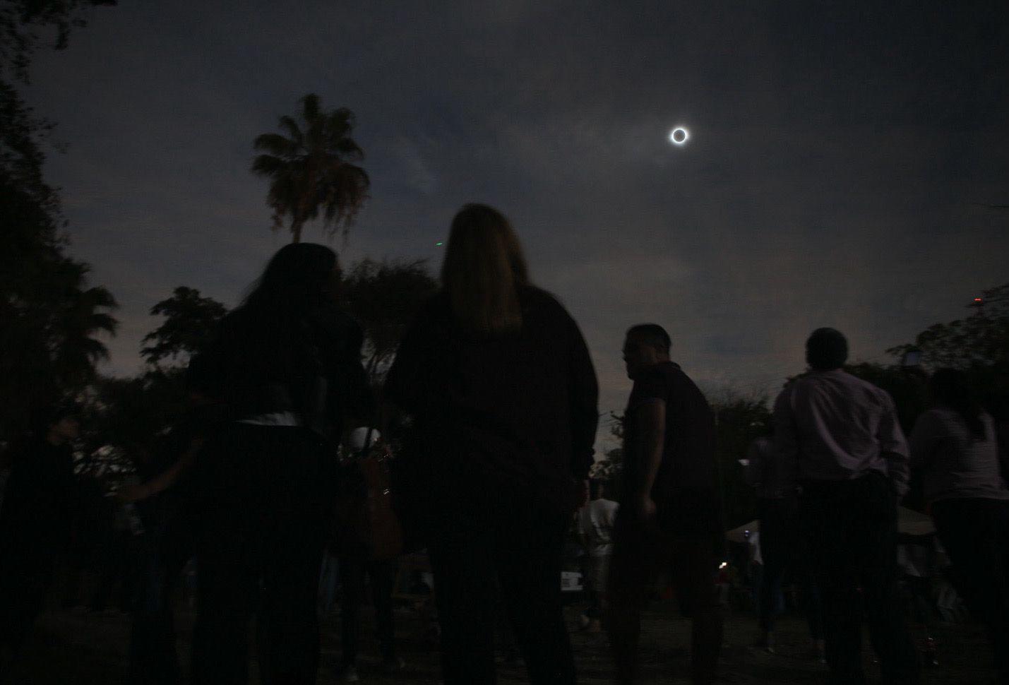$!En el Parque Ciudades Hermanas vivieron la totalidad del eclipse.