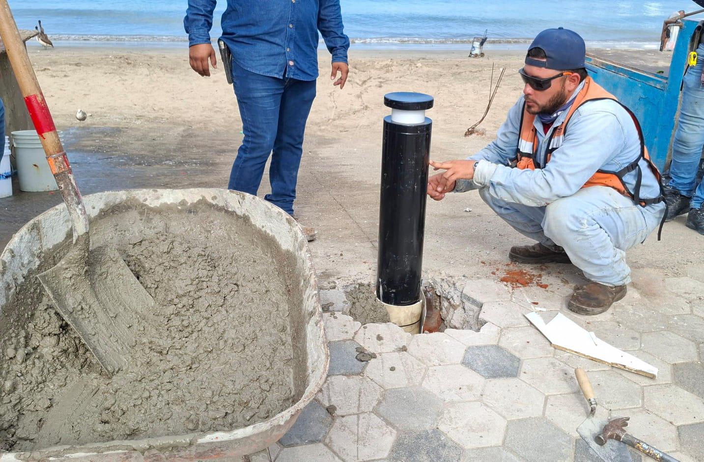 $!Colocan bolardo en Playa Norte para evitar ingreso de tractocamiones