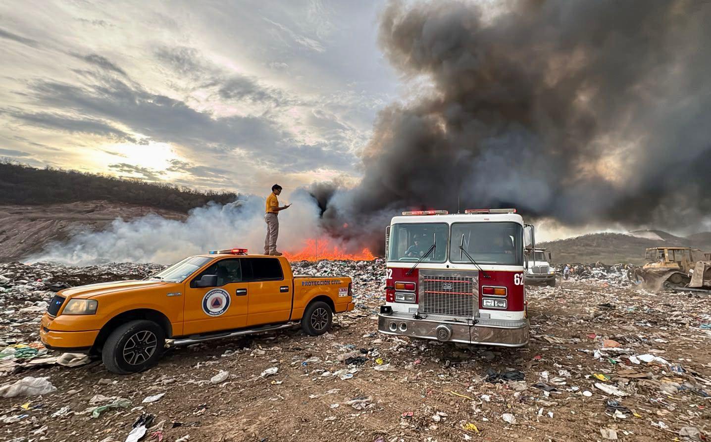 $!Bomberos y cuerpos de emergencia combaten incendio en el Basurón Municipal de Mazatlán