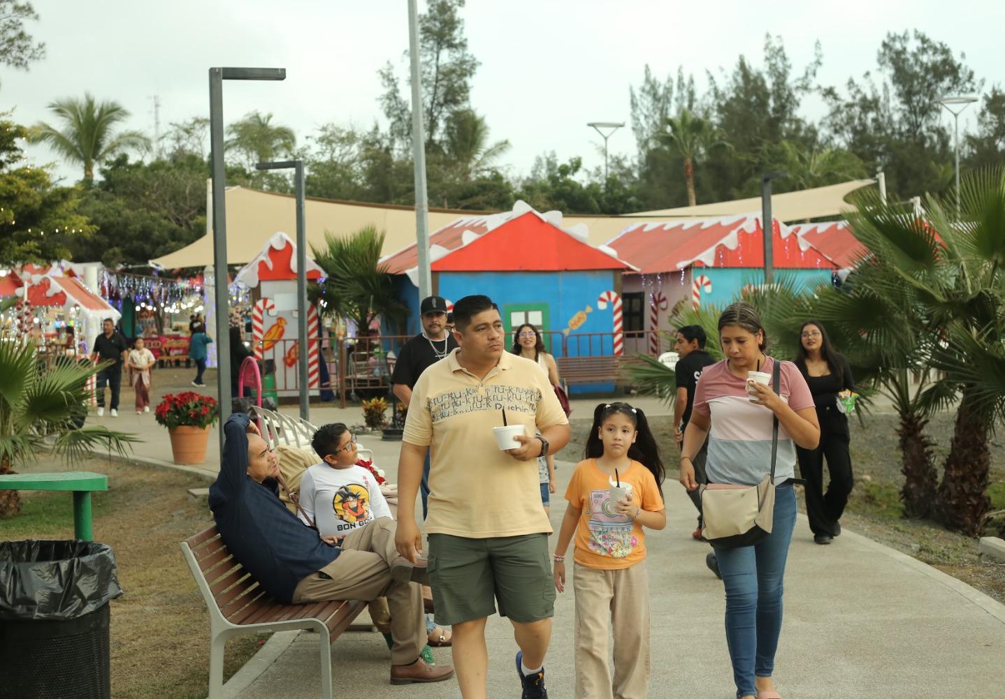$!Pasan un domingo de magia y diversión en la Villa Navideña de Mazatlán