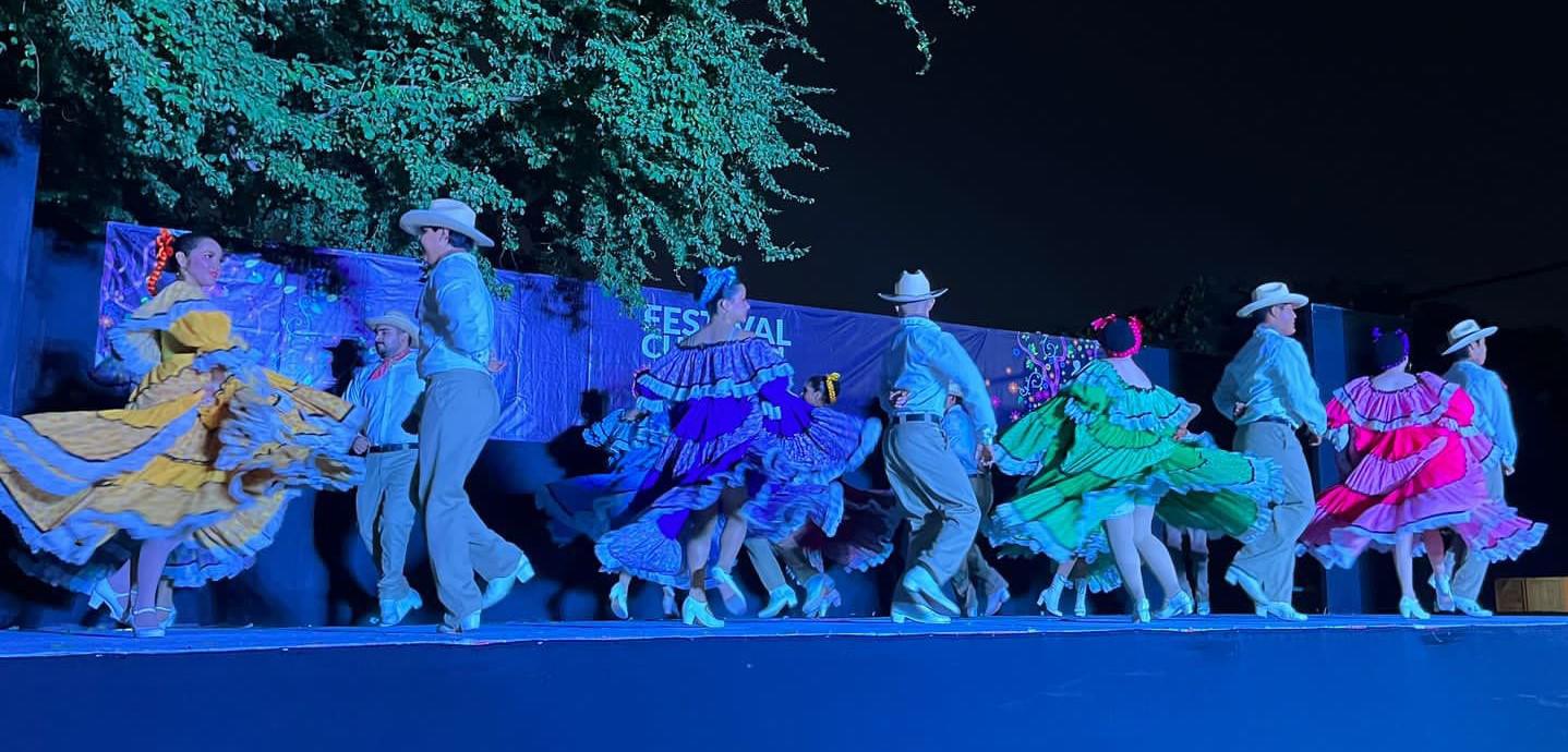 $!Los chicos le “sacaron” polvo al escenario con sus coreografías.