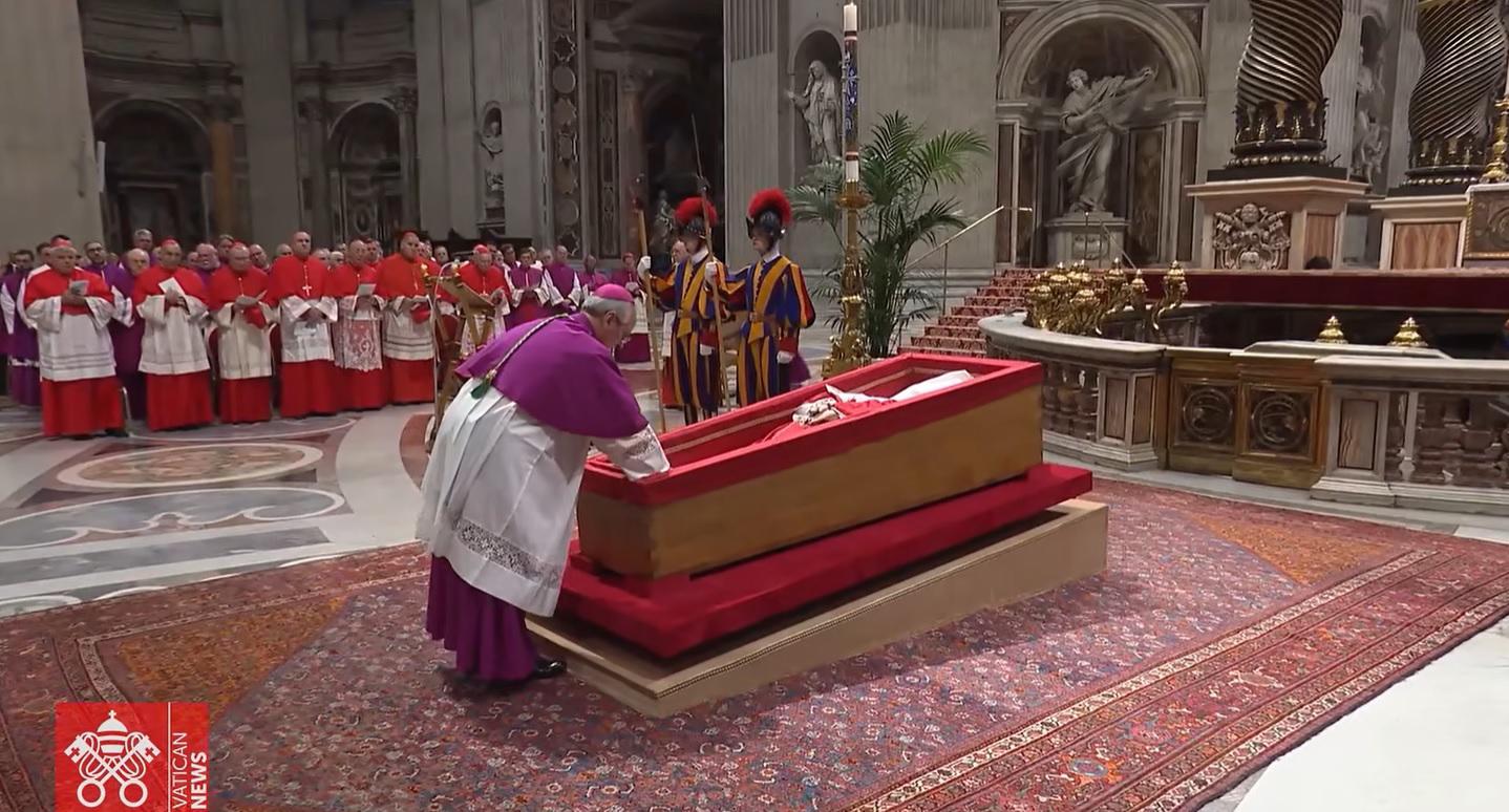 $!Cierran féretro del Papa Francisco; 250 mil fieles acudieron a despedirlo