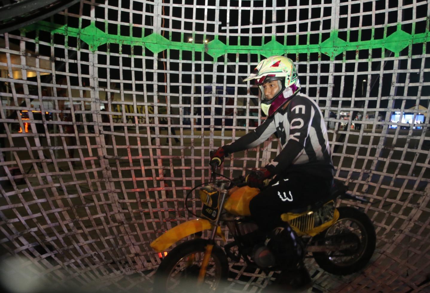 $!Muestran los ‘Locos Riders’ grandes acrobacias en la exhibición de Globo de la Muerte