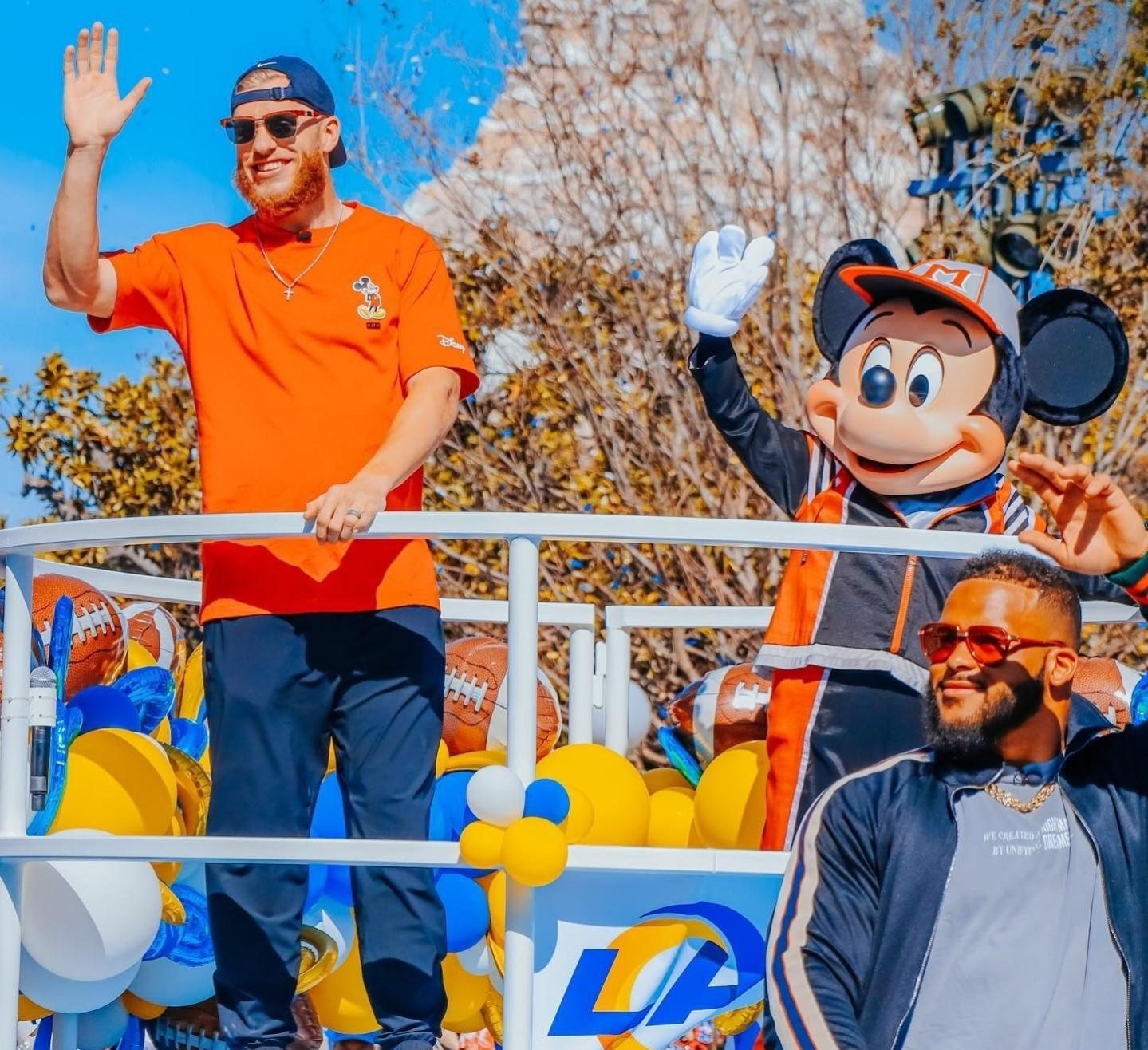 $!Cooper Kupp, Aaron Donald y Matthew Stafford celebran en Disneyland, en Anaheim