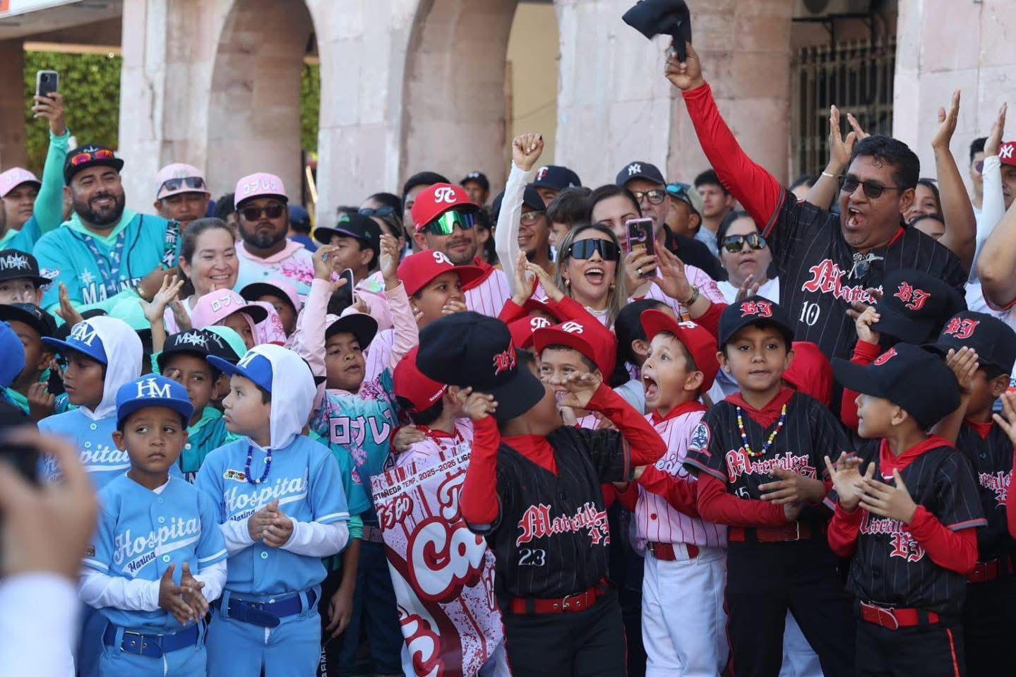 $!Mazatlán revive tras 15 años el desfile de ligas infantiles de beisbol en la Región IV