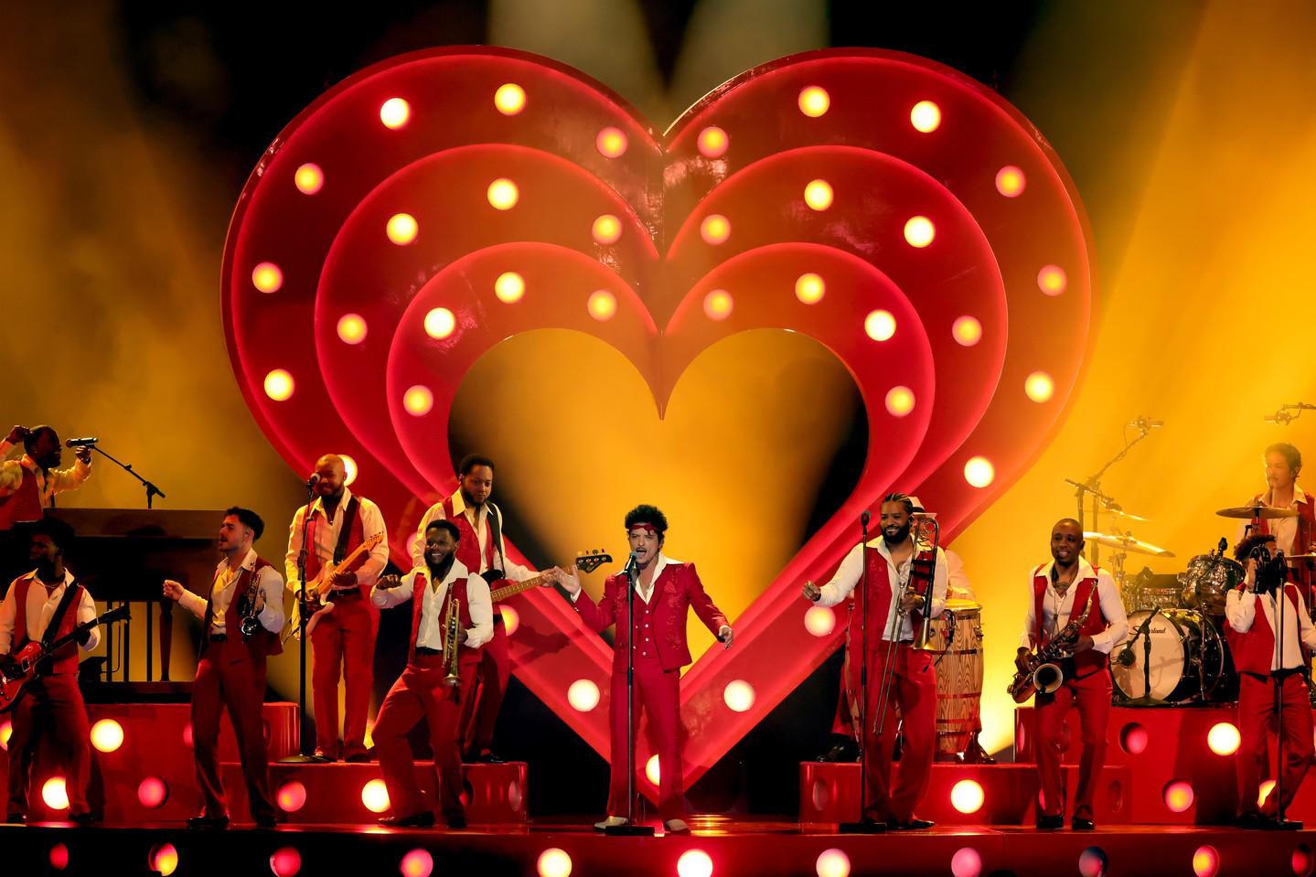 $!Bruno Mars se presenta en los Grammy con ‘I Just Might’, de su último disco ‘the romantic man’.