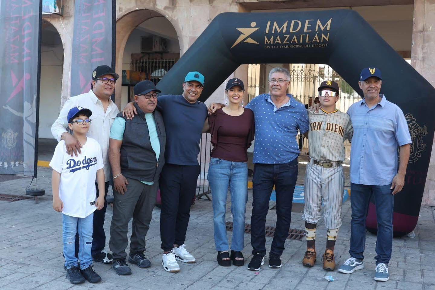 $!Mazatlán revive tras 15 años el desfile de ligas infantiles de beisbol en la Región IV