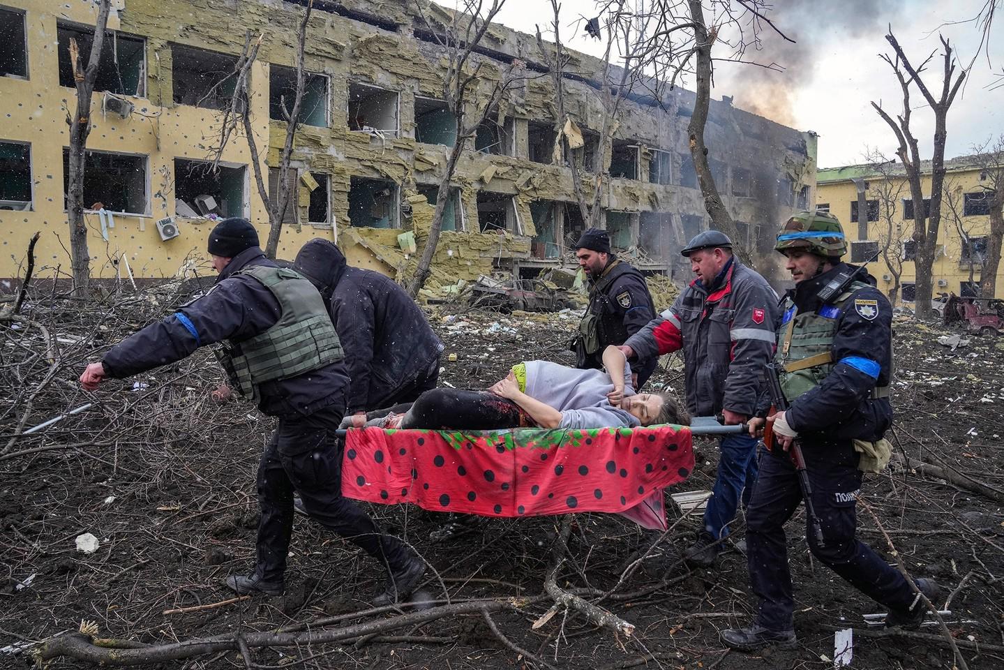 $!Ataque aéreo al hospital de maternidad de Mariúpol del fotógrafo ucraniano Evgeniy Maloletka, es la Foto del año.
