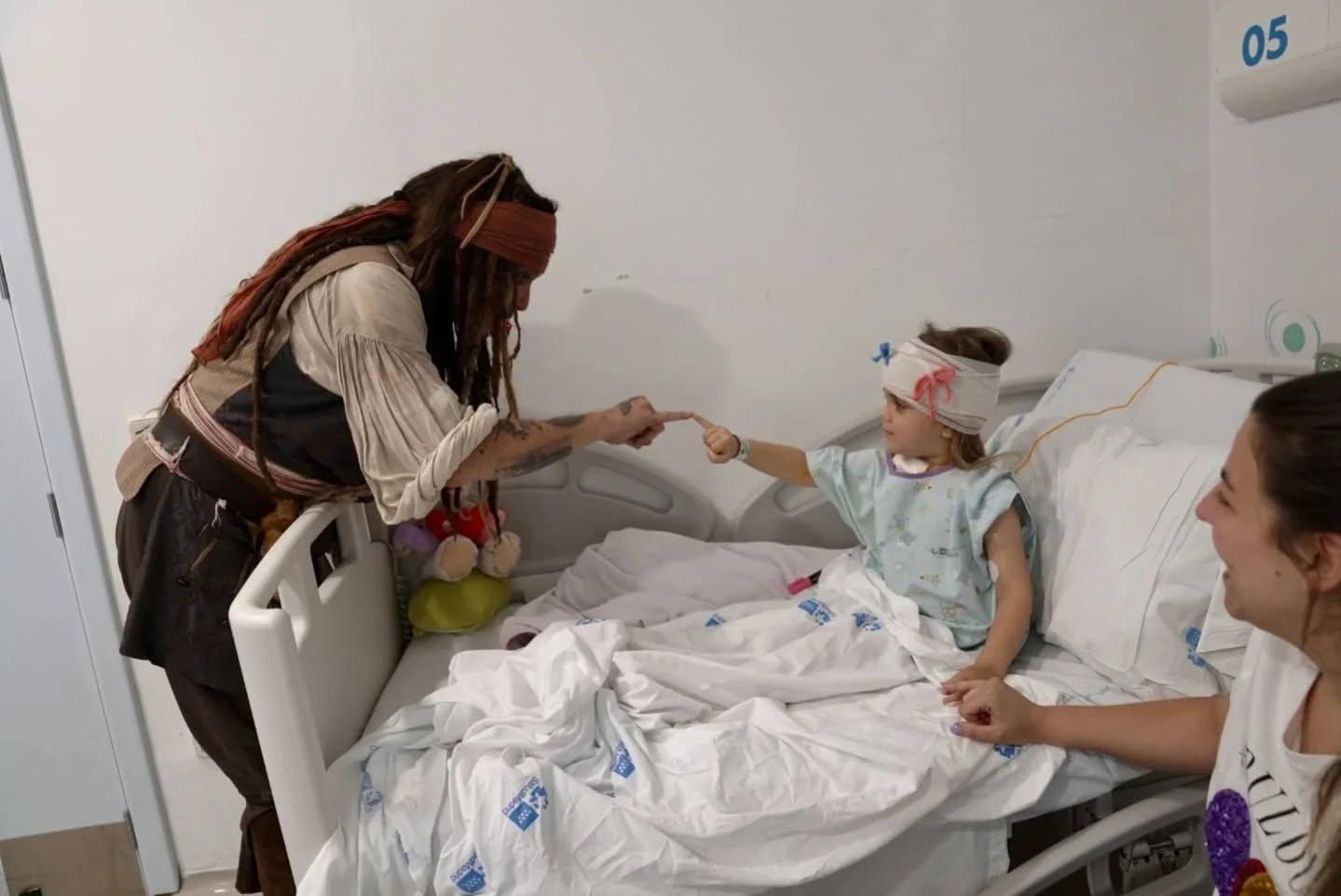 $!Visita Johnny Depp a niños de un hospital, disfrazado del icónico ‘Capitán Jack Sparrow’