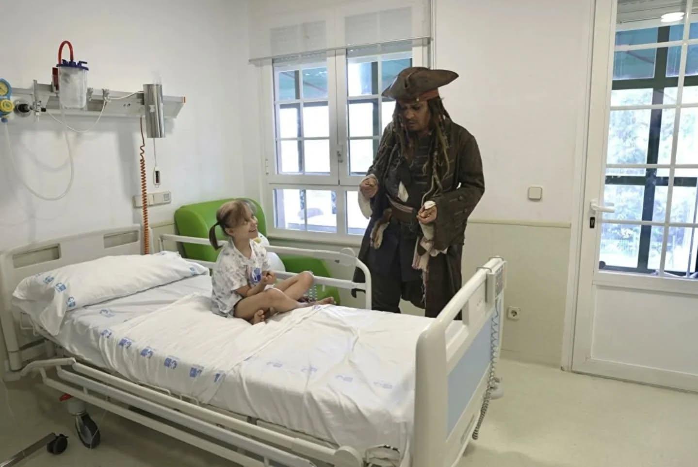 $!Visita Johnny Depp a niños de un hospital, disfrazado del icónico ‘Capitán Jack Sparrow’