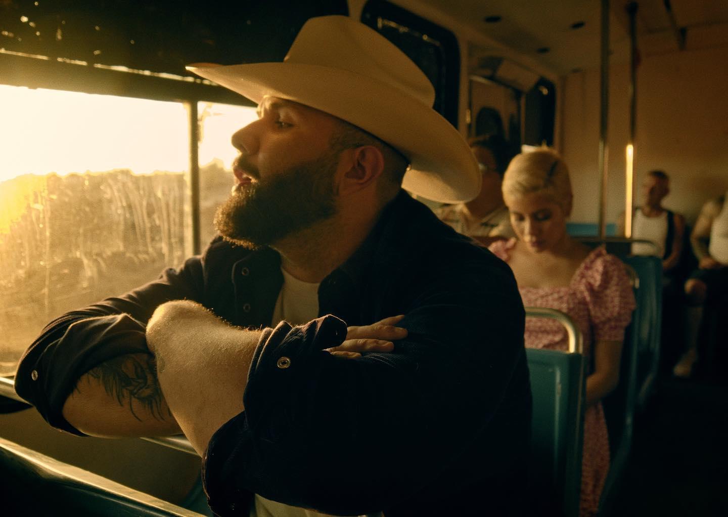 $!Canta Carín León al desamor con ‘No es por acá’, su nuevo sencillo